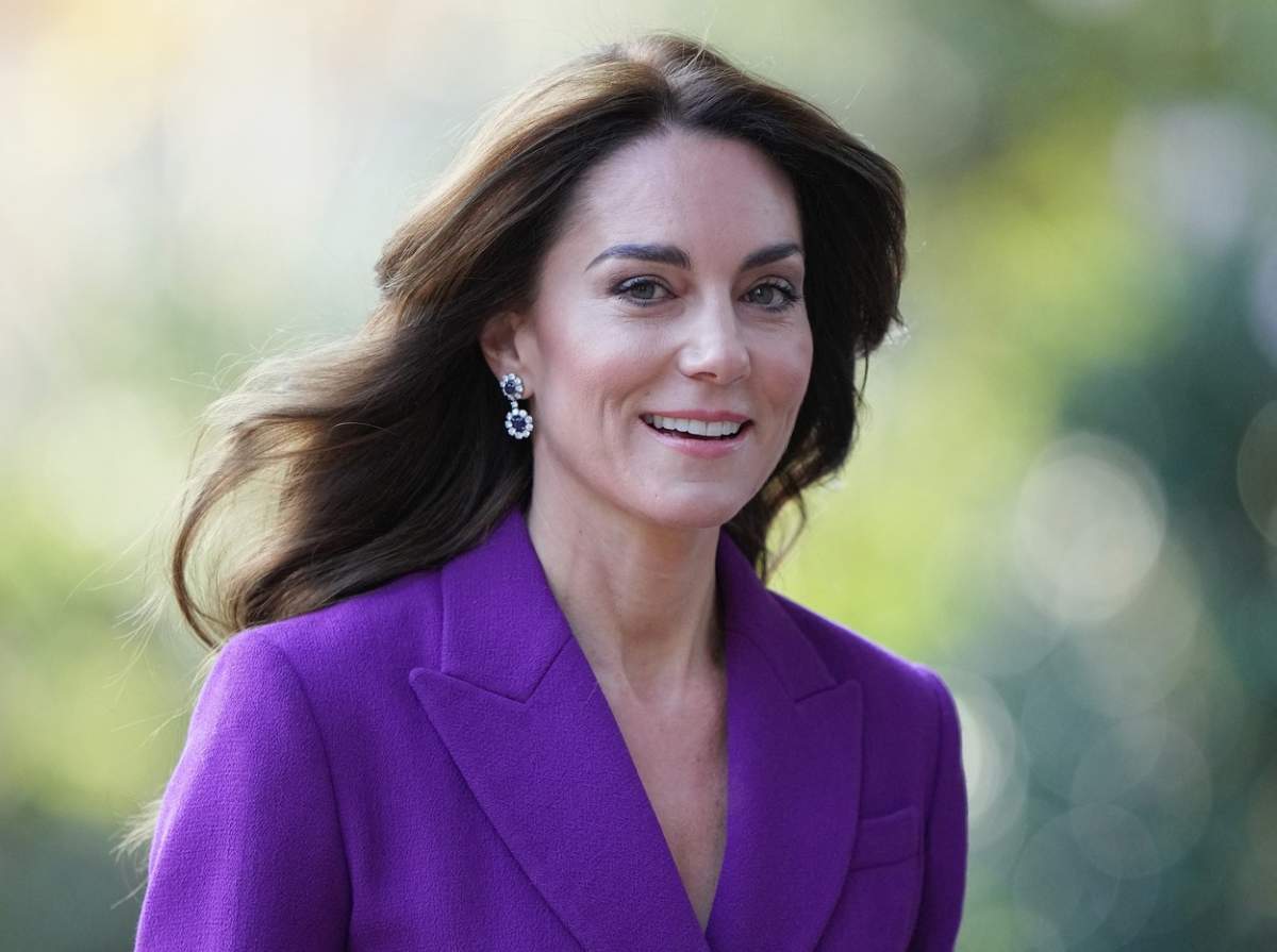 Kate Middleton într-o ținută mov