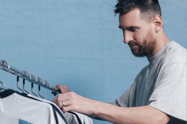 6 tricouri purtate de Lionel Messi, scoase la licitaţie. Cu cât se vând piesele vestimentare îmbrăcate de argentinian la Cupa Mondială din Qatar / FOTO