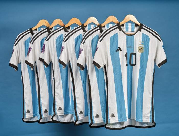 6 tricouri purtate de Lionel Messi, scoase la licitaţie. Cu cât se vând piesele vestimentare îmbrăcate de argentinian la Cupa Mondială din Qatar / FOTO