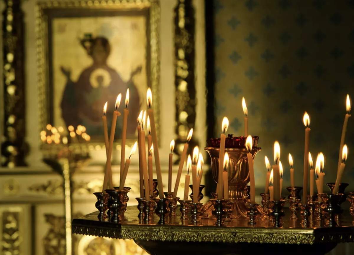Lumânări aprinse si icoane Ne aflam in perioada de post a Craciunului