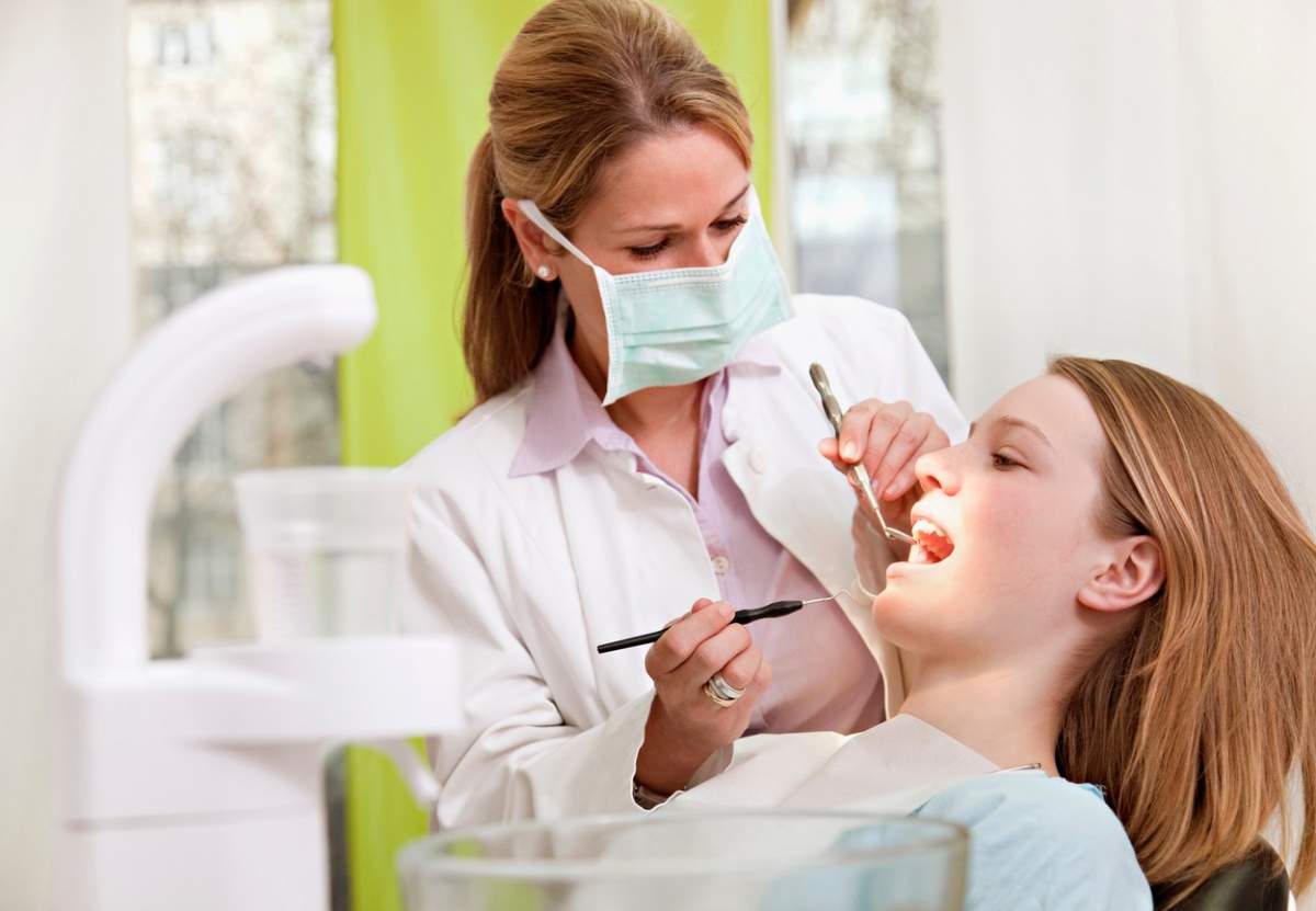 O tânără la dentist