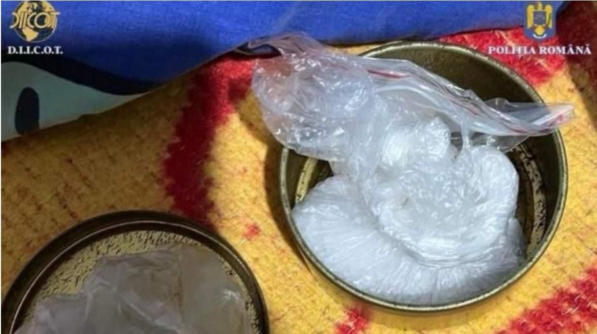 Suspecții au profitat de două dintre victime și, în schimbul unor sume de bani și droguri, au întreținut relații sexuale