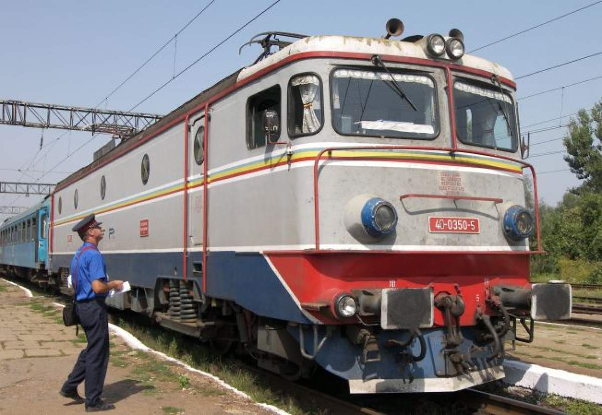 un tren pe linia ferată