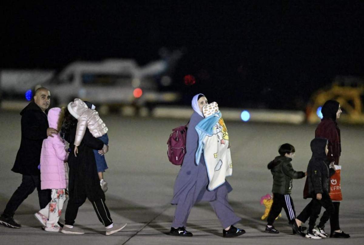 Cetățeni care se îmbarca in avion Printre cei 12 cetăţeni români, evacuaţi din Fâşia Gaza, care au ajuns în România, se aflau și mai mulți copii