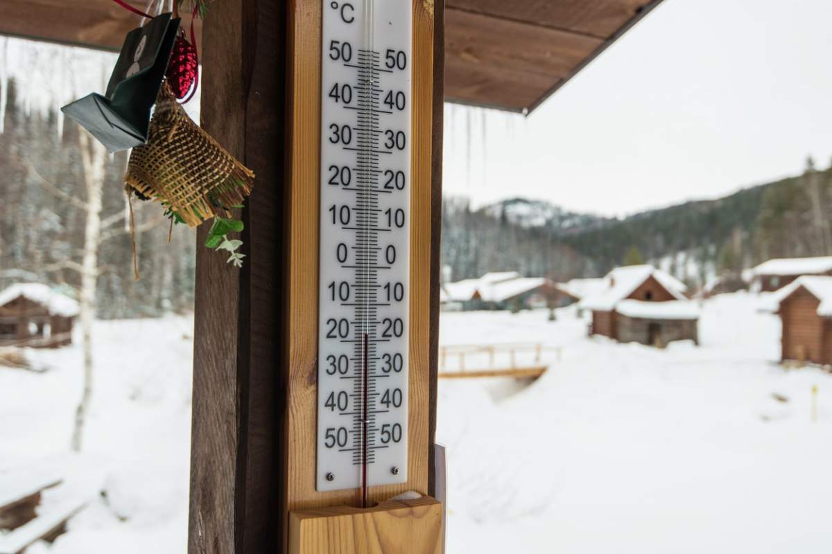 Termometru pe panou de case din lemn
