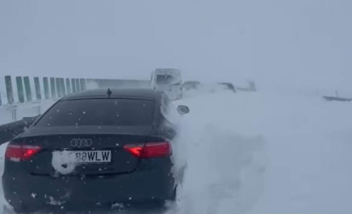 mașini blocate în zăpadă