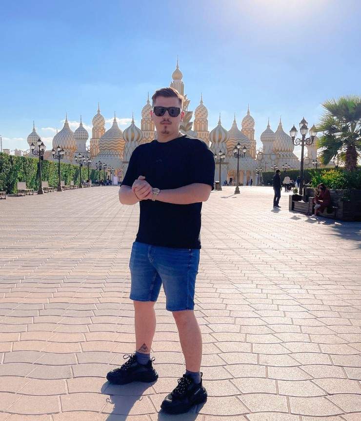 Influencer celebru de pe TikTok, reținut de poliție. Ar fi păcălit sute de persoane că îi va ajuta să obțină fonduri europene. Cum își alegea victimele