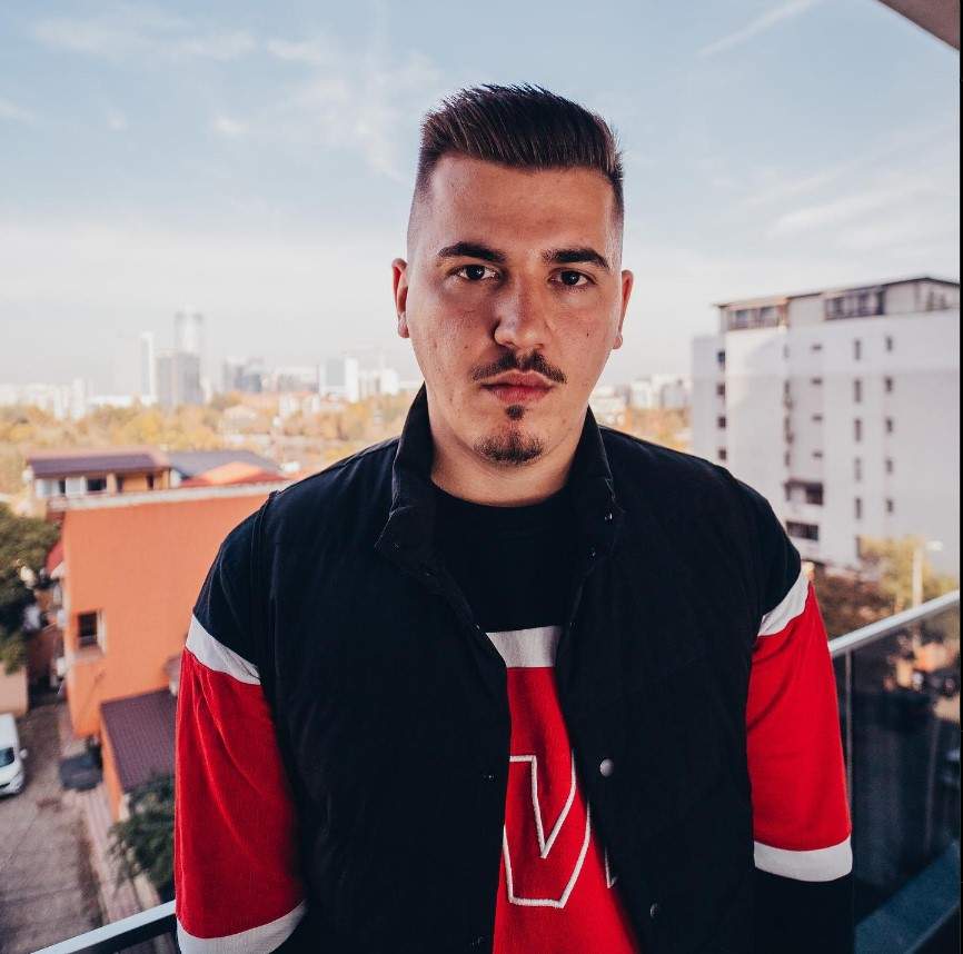 Influencer celebru de pe TikTok, reținut de poliție. Ar fi păcălit sute de persoane că îi va ajuta să obțină fonduri europene. Cum își alegea victimele