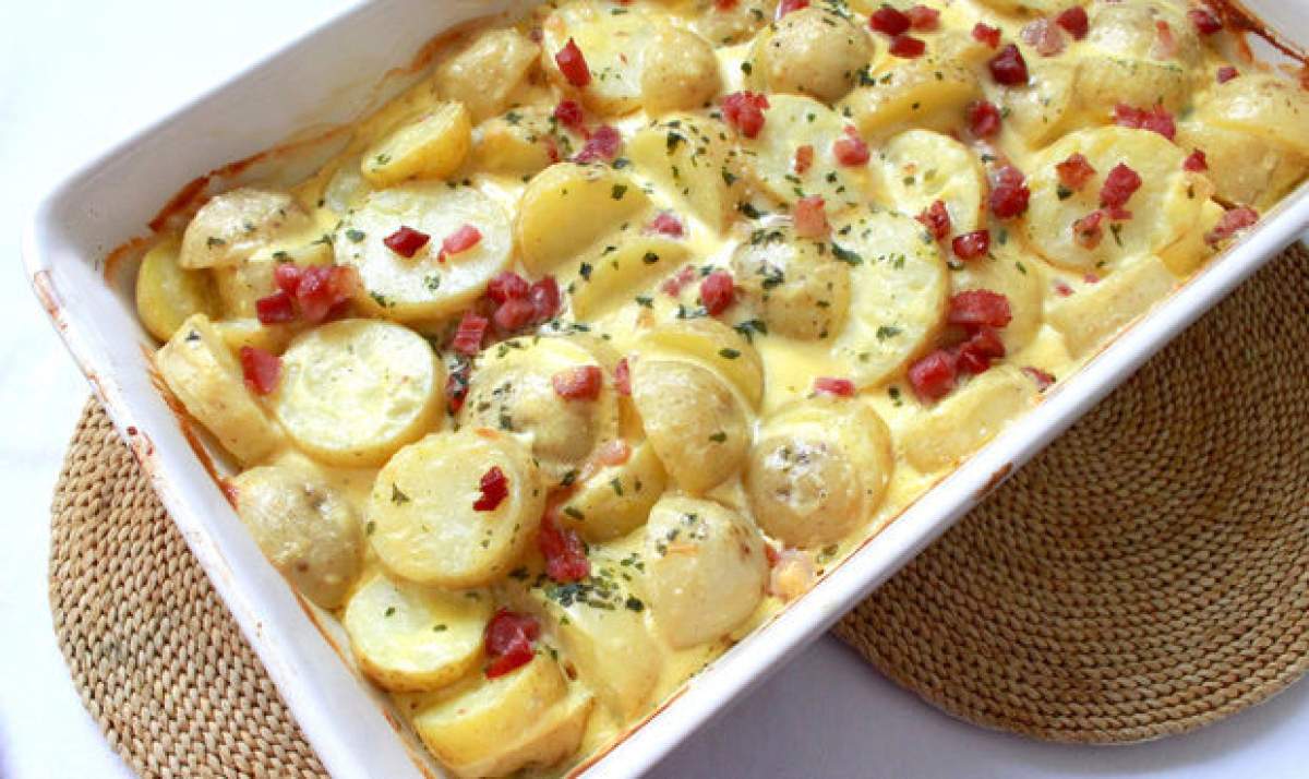 Cartofi la cuptor în sos Carbonara Rețetă de cartofi la cuptor în sos Carbonara. Preparatul sofisticat care este gata într-un timp scurt