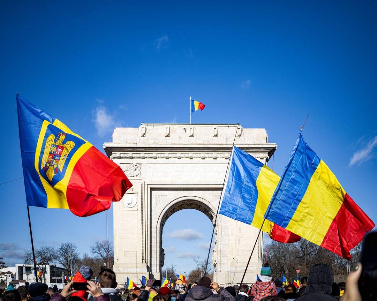 București, România - 01.12.2021: Parada de 1 Decembrie pentru Ziua Națională a României - prezenți care sărbătoresc la Arcul de Triumf Kiseleff