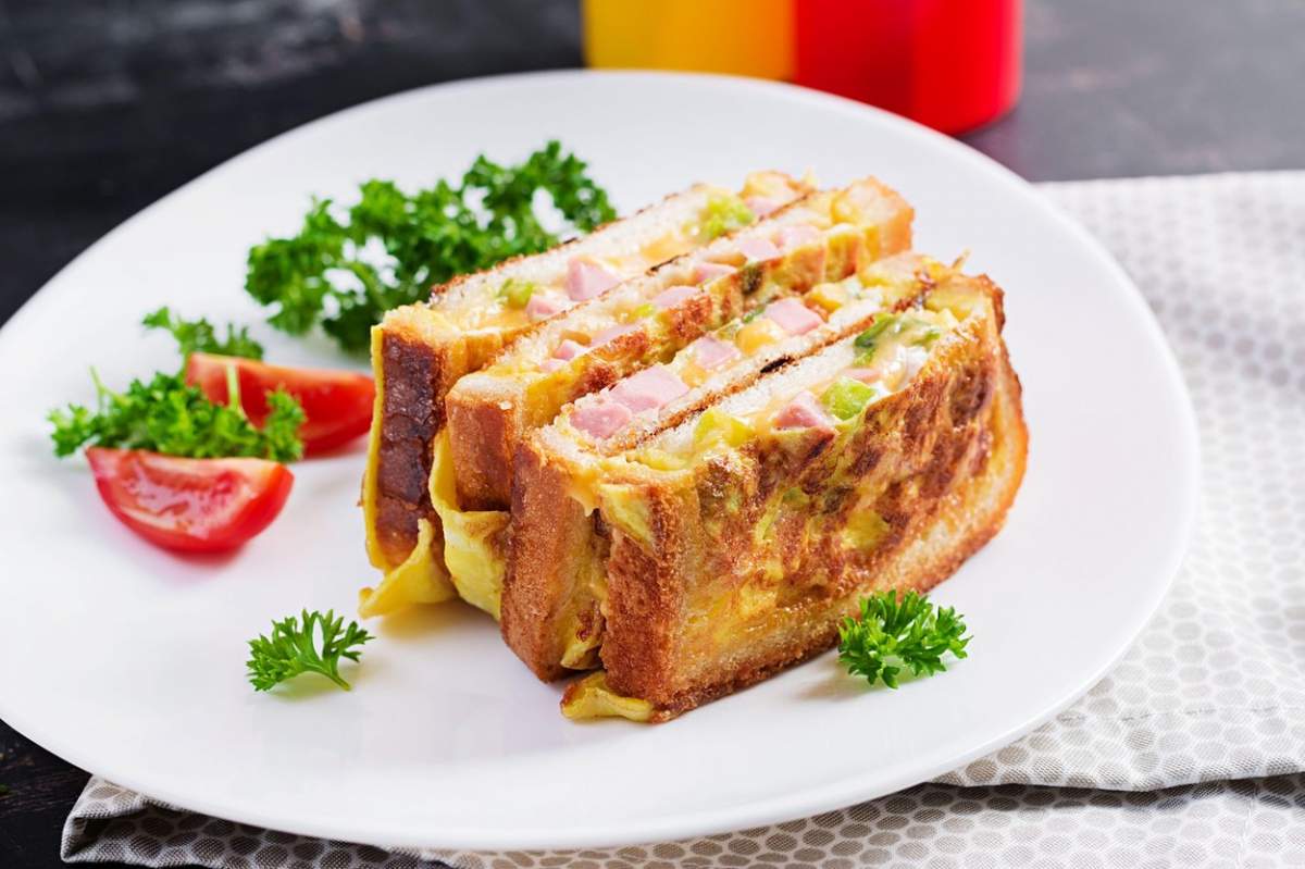 Sandviș cu brânză, șuncă, ardei și omletă