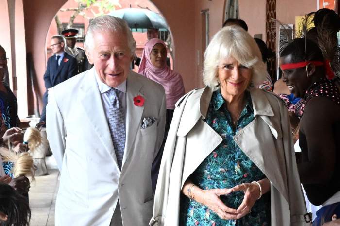 Ce gest neașteptat a făcut regele Charles în turneul din Kenya. Regina Elisabeta ar fi evitat cu orice preț acest lucru: ”Mai puțin formal”