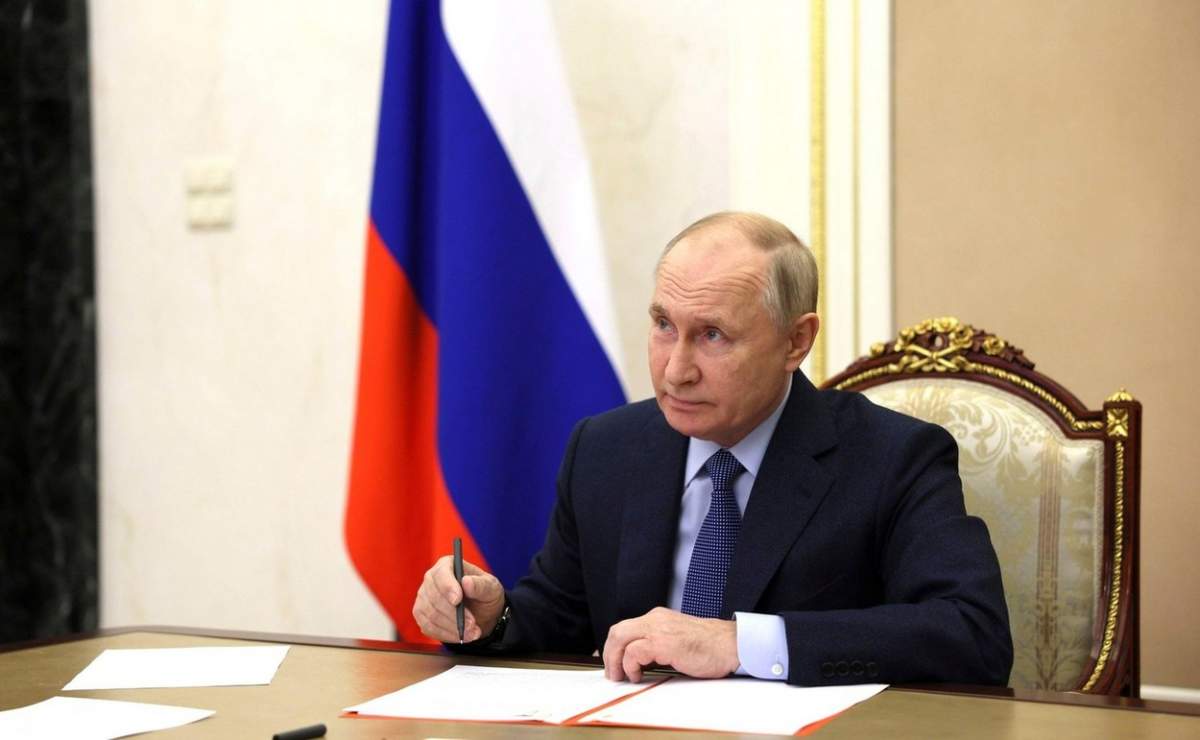 Președintele rus Vladimir Putin la o masă