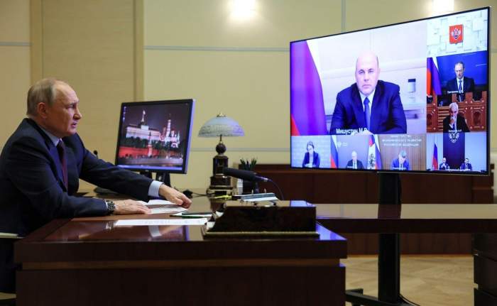 Președintele rus Vladimir Putin la o masă