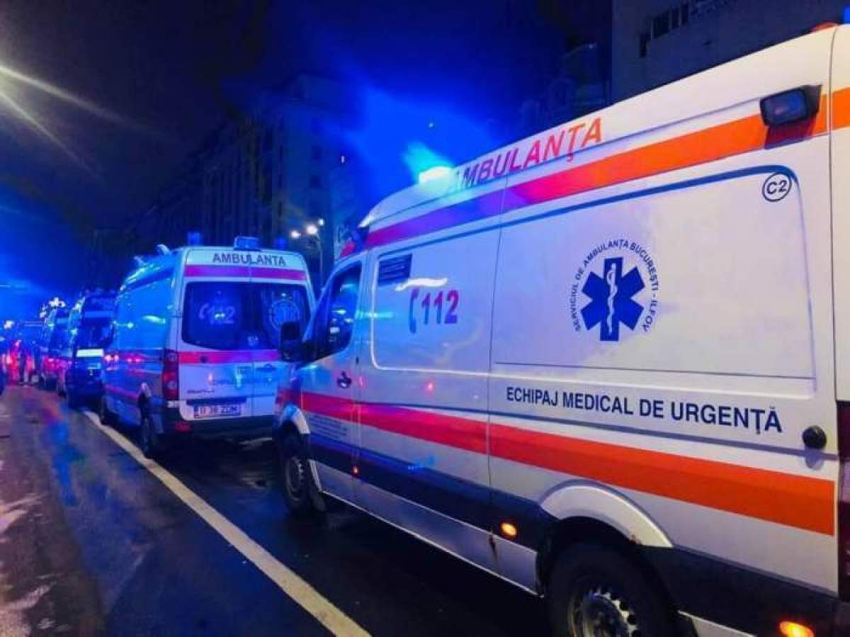 mai multe mașini de ambulanță.