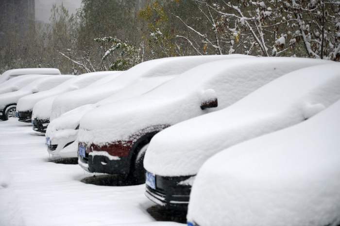 mașini îngropate în zăpadă în China