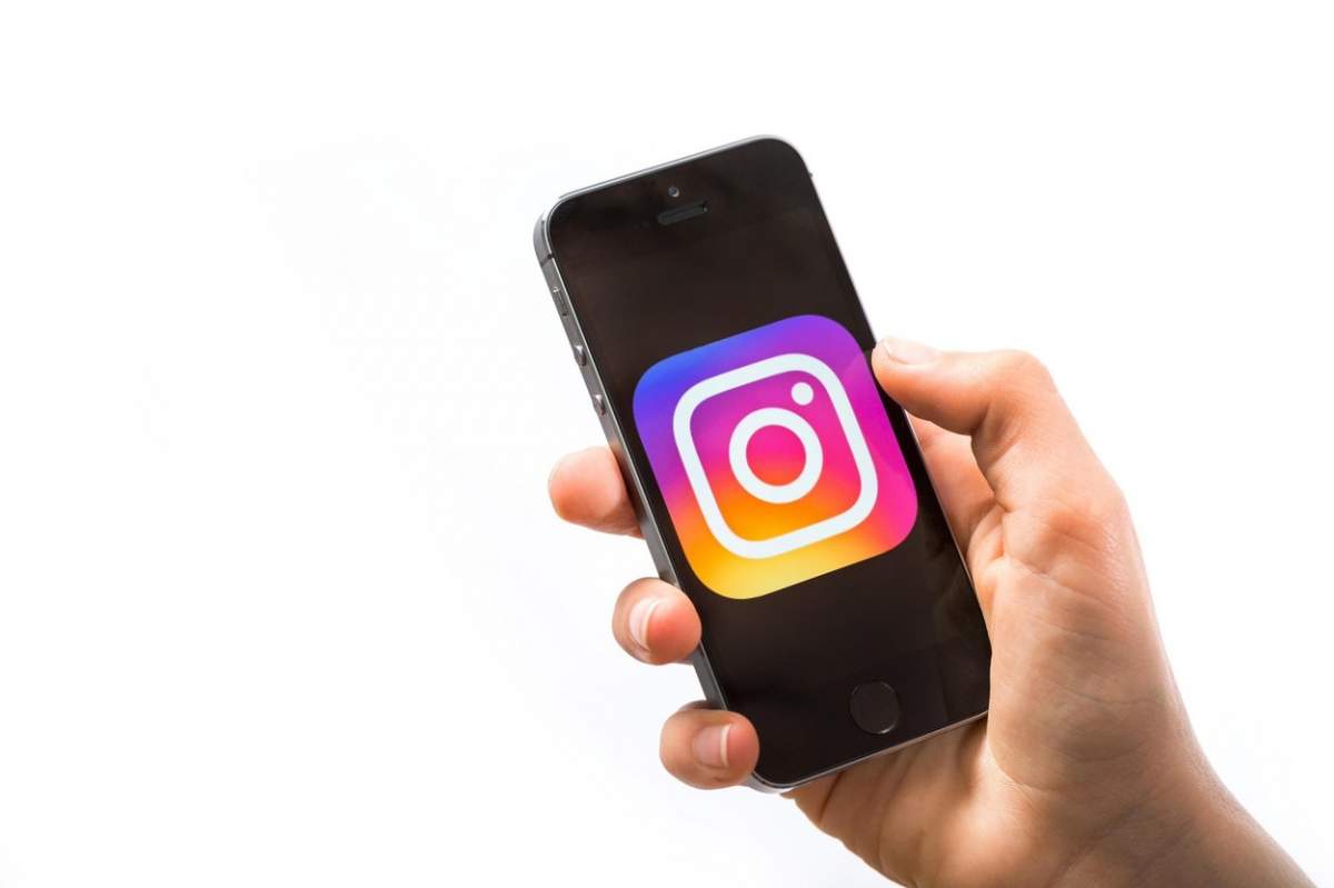 aplicația Instagram pe un telefon