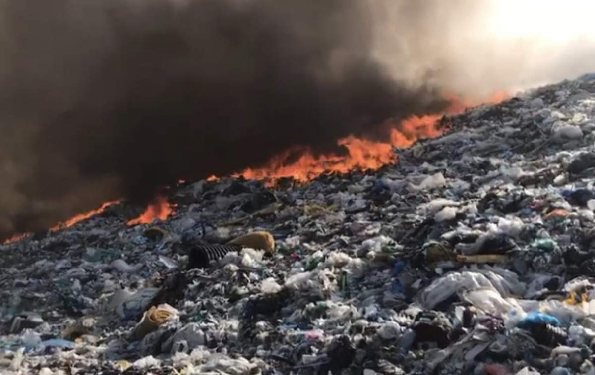 Aproape trei tone de deşeuri au ars la o groapa de gunoi din Titu
