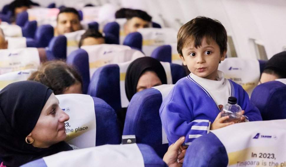 Avionul românilor care au fost evacuați din Fâșia Gaza a aterizat în România. Sunt primii 93 de cetățeni salvați / FOTO