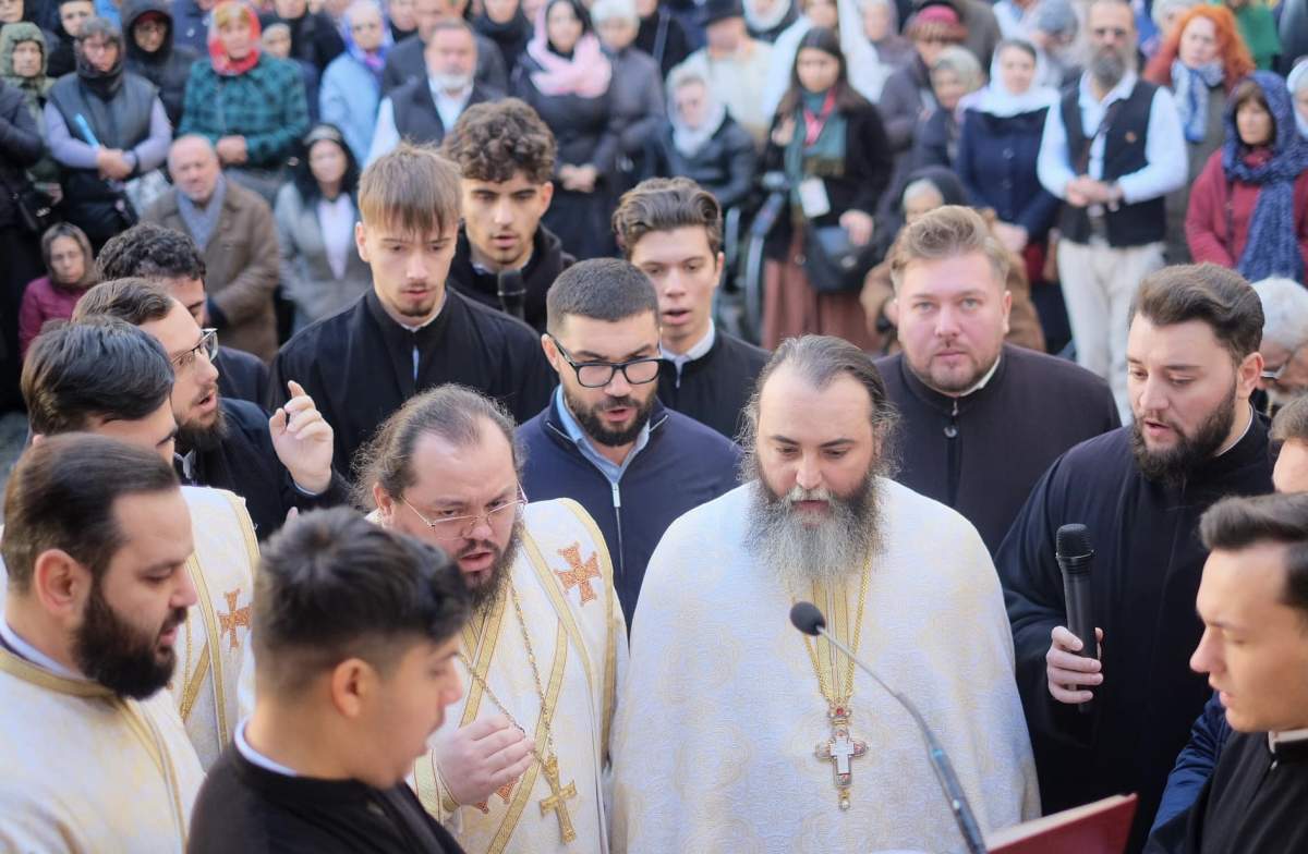 Mânăstirea Radu Vodă Credincioșii s-au adunat la racla Sfântului Nectarie unde s-au rugat pentru sănătate