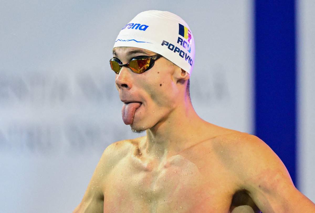 David Popovici din România se pregătește înainte de începerea semifinalei de 100 m liber masculin a Campionatelor Europene de înot pe cursă scurtă de la Otopeni, lângă București, România, pe 9 decembrie 2023.