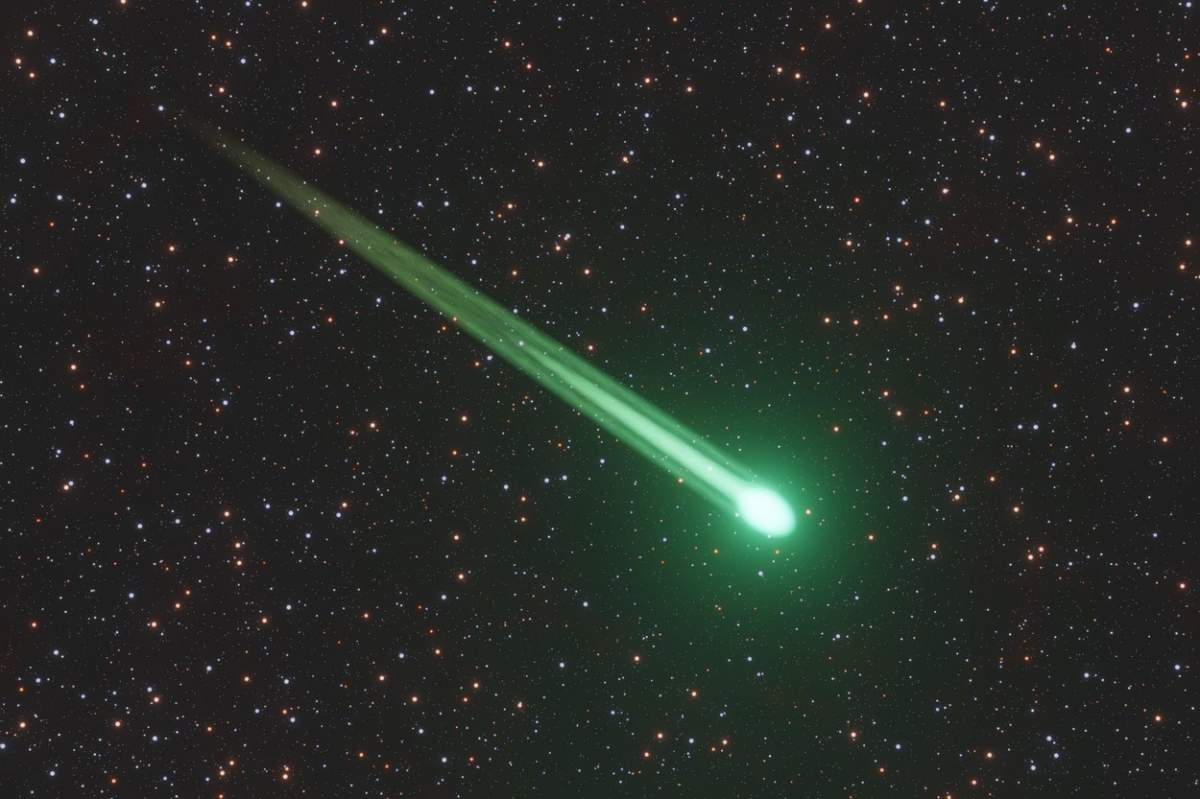 Cometă verde cu o potecă strălucitoare care zboară prin cer pe fundal înstelat. Ilustrație a conceptului de astronomie și meteori