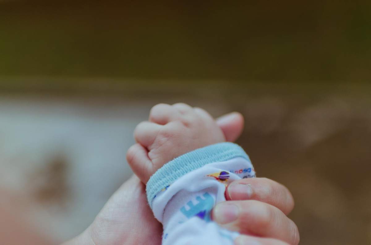 mâna unui bebeluș