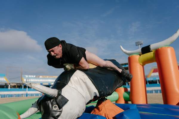 America Express, 12 decembrie 2023. Romică Țociu și-a dat jos pantalonii și a urcat pe taur. Actorul nu a mai ținut cont că e filmat: ”Nu mai juca sub mine...” / VIDEO