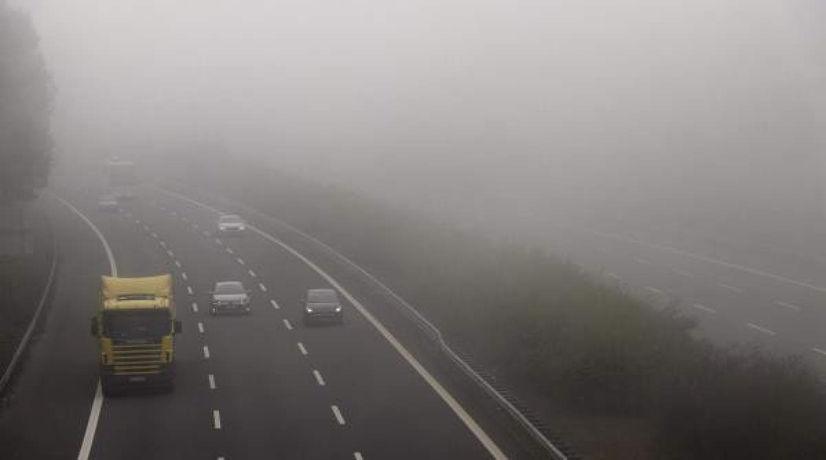 Mașini care merg pe ceata Se circulă în condiții de ceață densă în 16 județe și pe autostrăzile A2 și A3