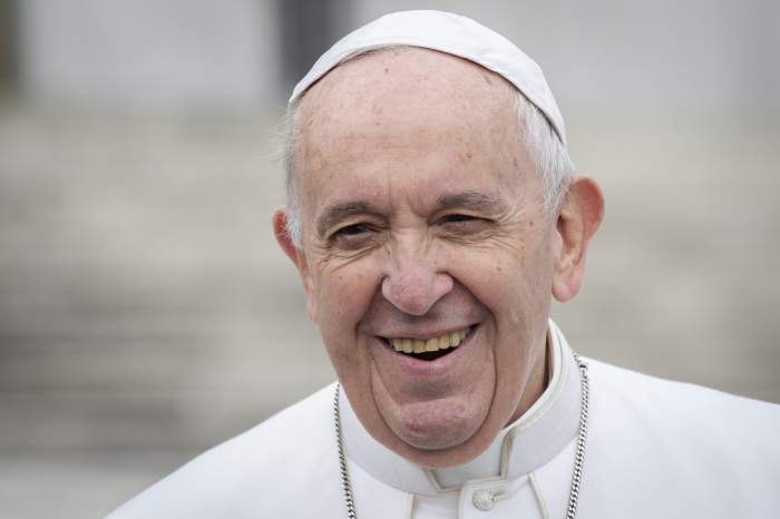 Papa Francisc râde