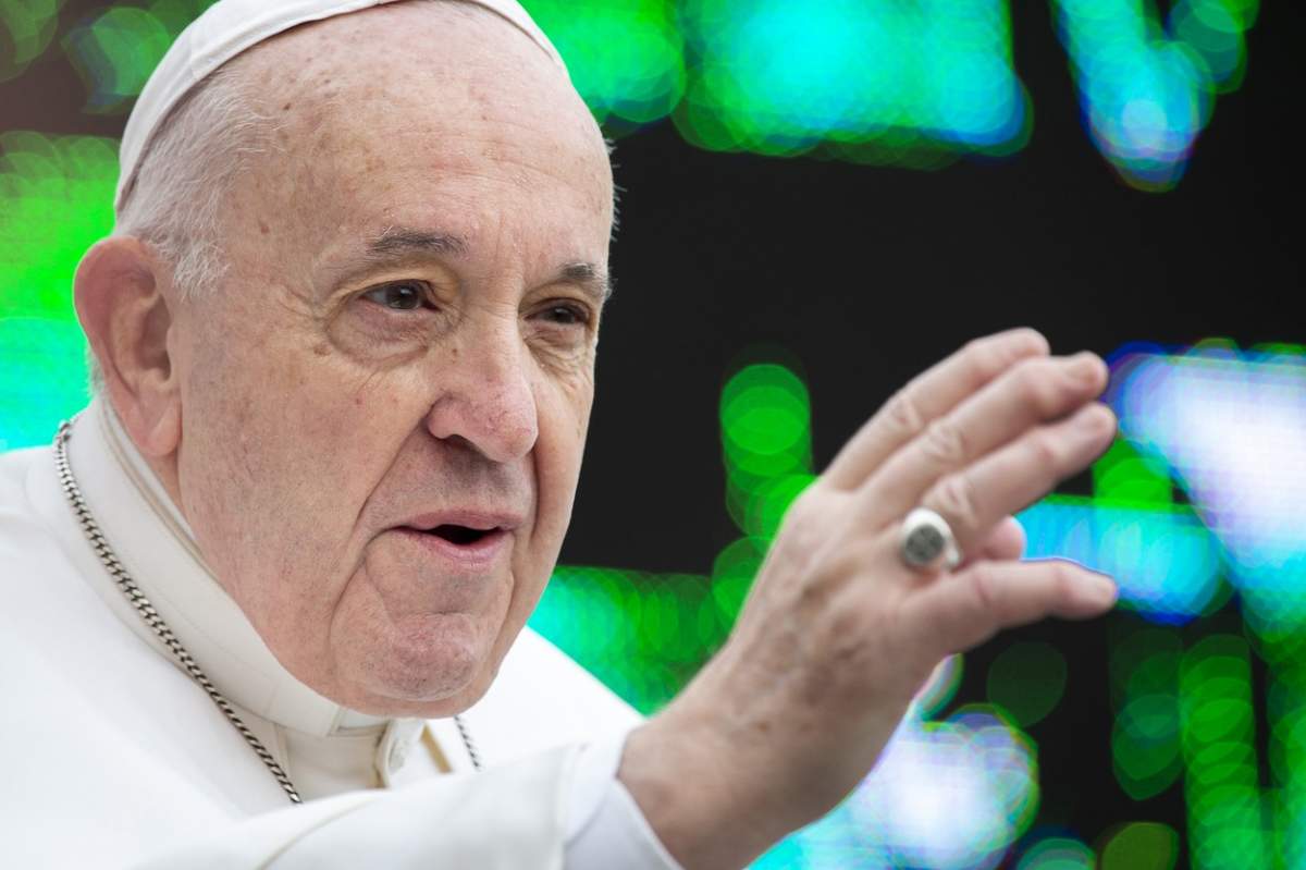 Papa Francisc ține o mână ridicată