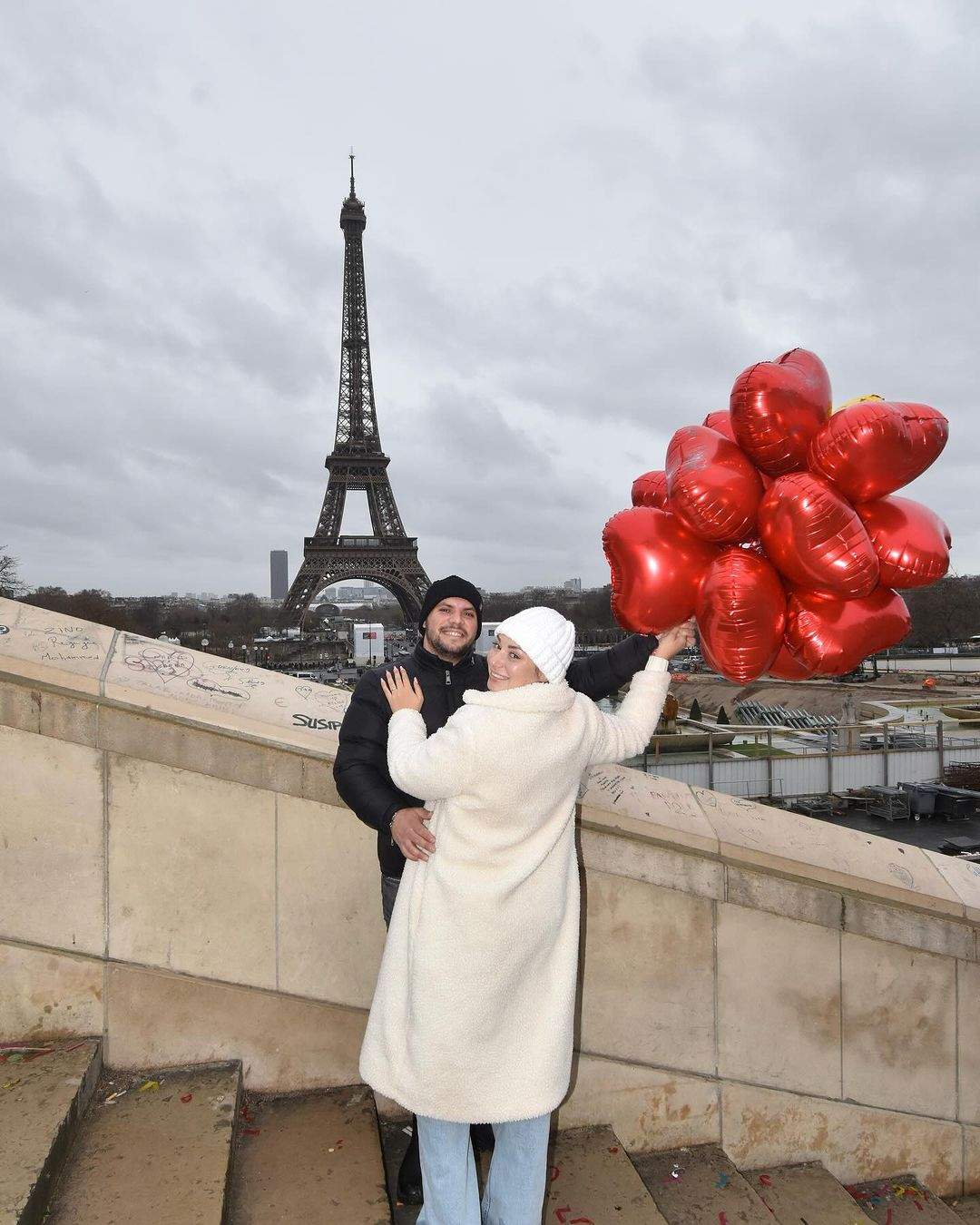 Fostă concurentă de la Mireasa, cerută în căsătorie la Paris. Primele imagini cu tânăra și iubitul ei, după ce s-au logodit: „Da pentru tot restul vieții mele” / FOTO