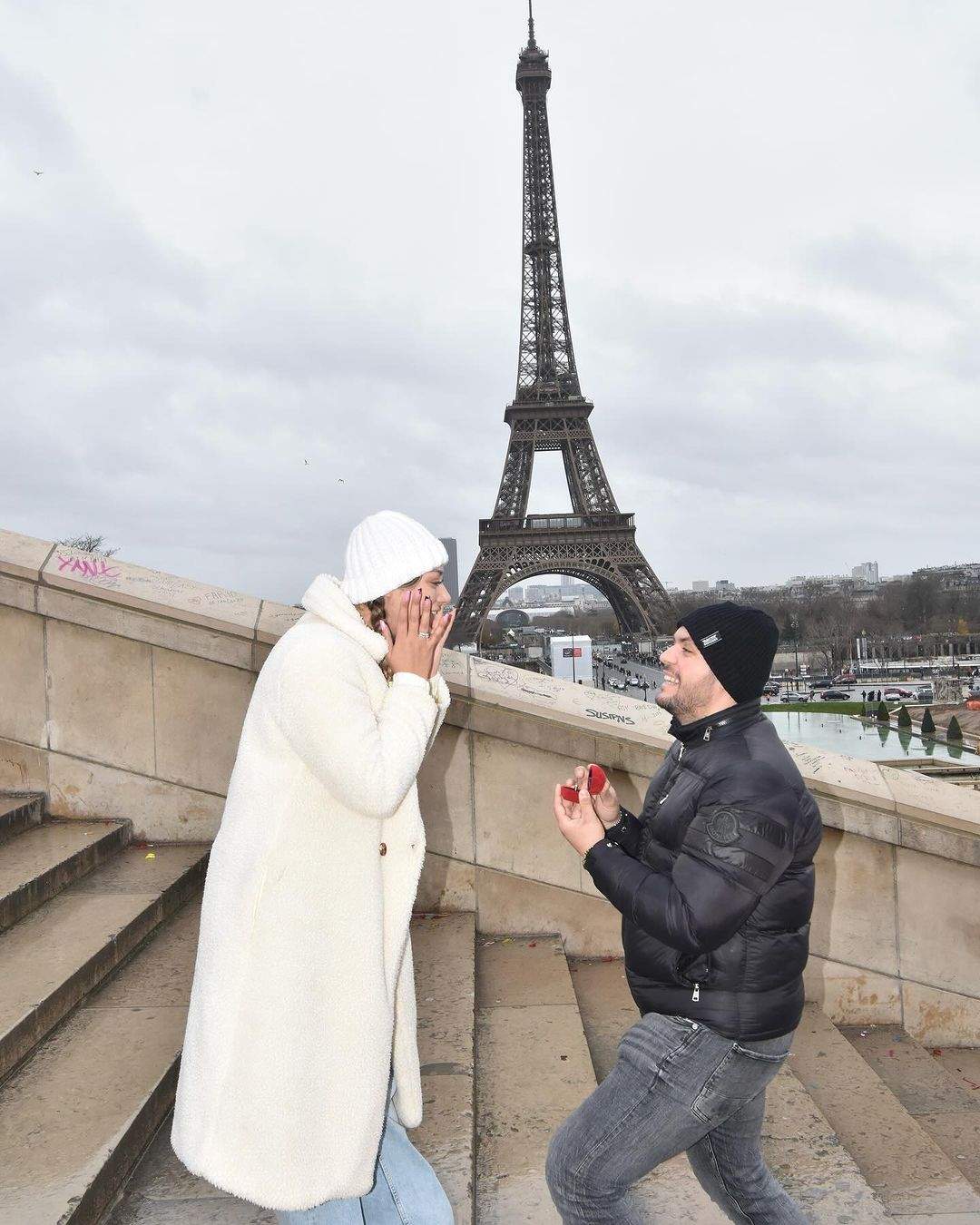 Fostă concurentă de la Mireasa, cerută în căsătorie la Paris. Primele imagini cu tânăra și iubitul ei, după ce s-au logodit: „Da pentru tot restul vieții mele” / FOTO