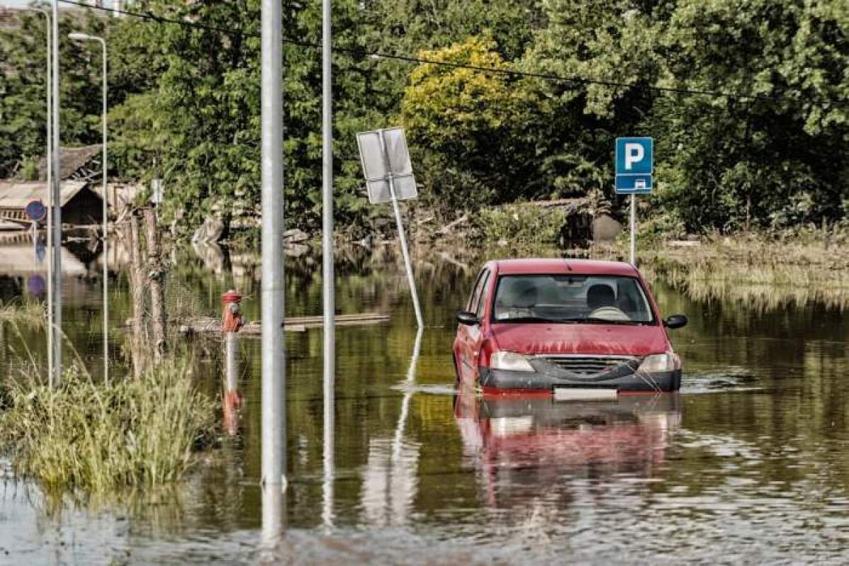 masina inundatie strada