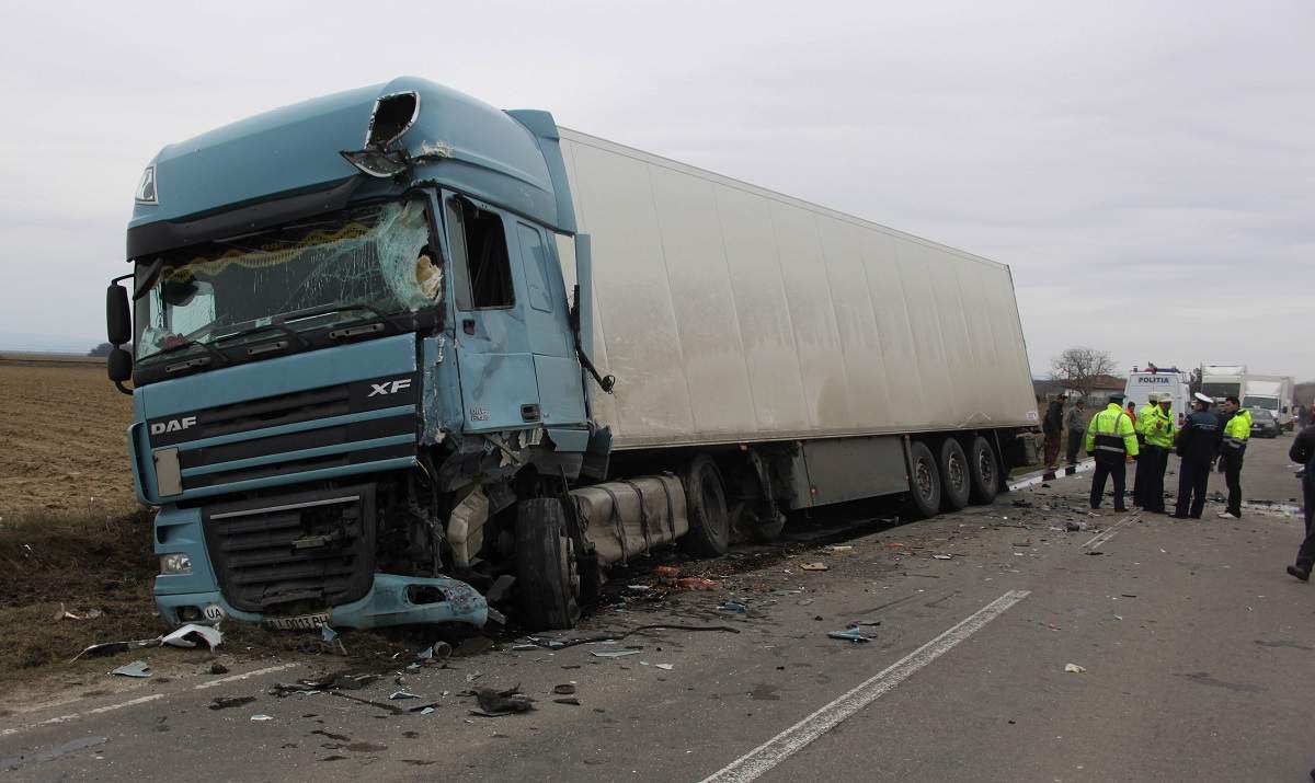 Ambii șoferi au fost transportați de urgență la spital