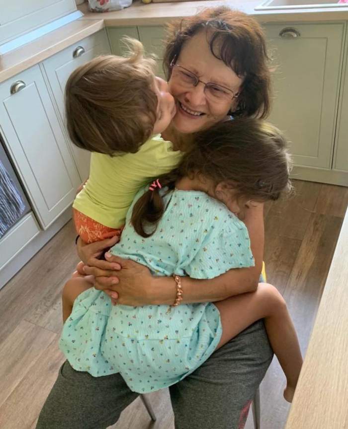 Mama Simonei Gherghe își îmbrățișează nepoții