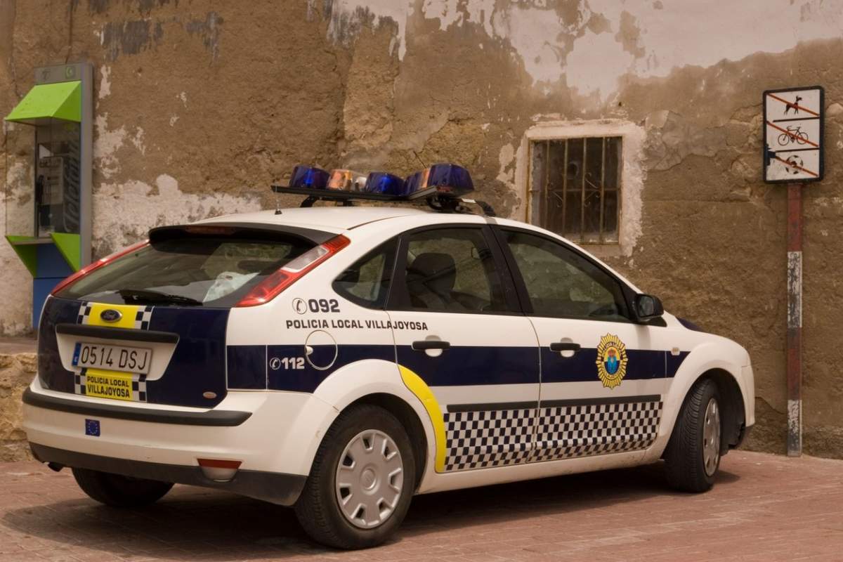 o mașină de poliție