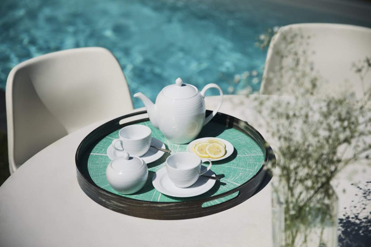 O tavă cu ceai la o masă
