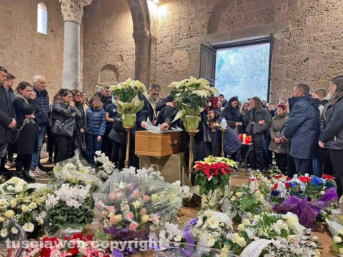 Cătălin, adolescentul român din Italia găsit mort, a fost înmormântat. Zeci de persoane l-au condus pe ultimul drum / FOTO