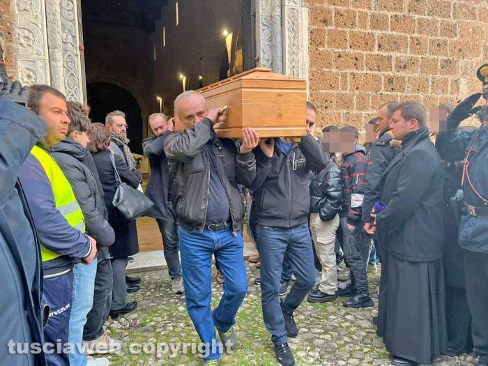 Cătălin, adolescentul român din Italia găsit mort, a fost înmormântat. Zeci de persoane l-au condus pe ultimul drum / FOTO