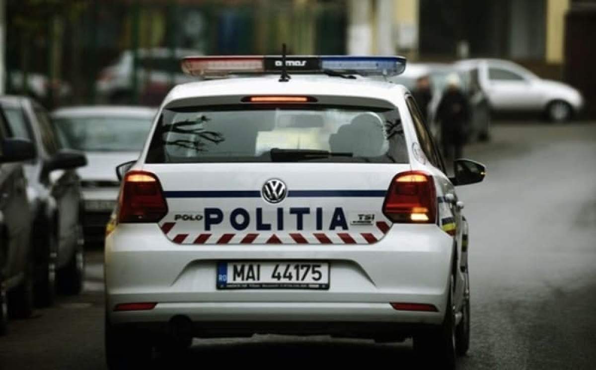 O mașină de poliție pe stradă