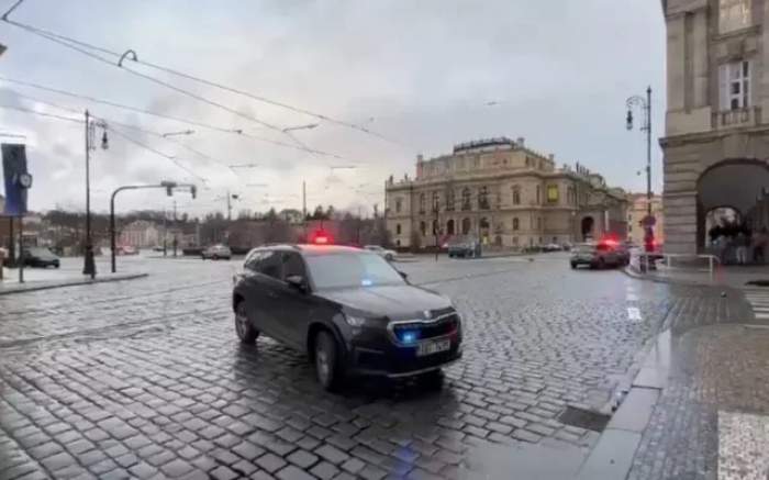 Zeci de persoane au fost împuşcate în centrul oraşului Praga