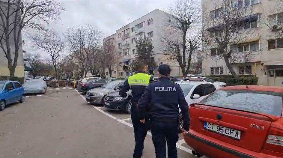 Un bărbat de 35 de ani a fost găsit cu capul spart şi gâtul tăiat în propria casă