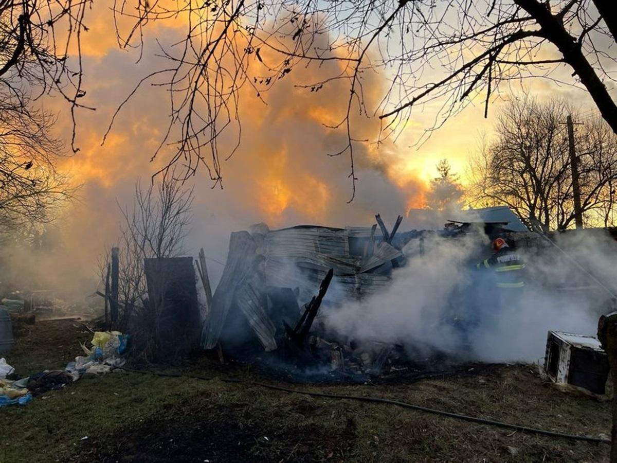 Tragedie în pragul sărbătorilor de iarnă, după ce casa unui bărbat din județul Argeș a fost cuprinsă de flăcări