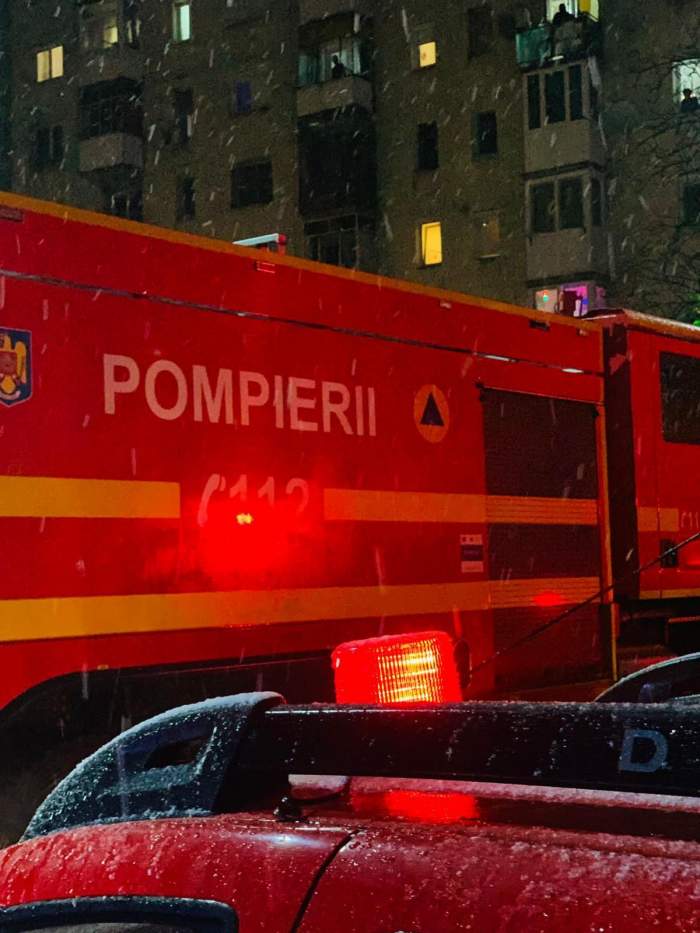 Incendiu de proporții într-un bloc din Arad. O persoană a fost rănită din cauza flăcărilor violente / FOTO