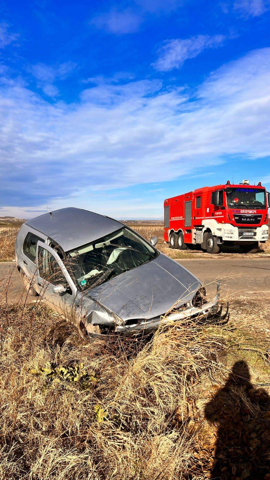 Accident teribil, în Teleorman! Trei copii au ajuns la spital, după ce mașina pe care o conducea mama lor a ajuns într-un șanț / FOTO