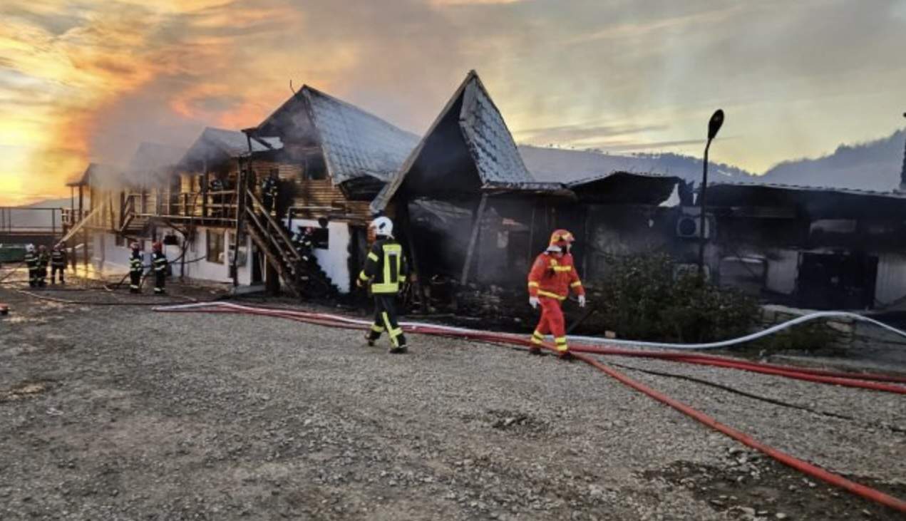 Incendiu de proporții, la o pensiune din județul Prahova. Planul Roșu de intervenție a fost activat. Șase persoane și-au pierdut viața, iar două sunt rănite / FOTO