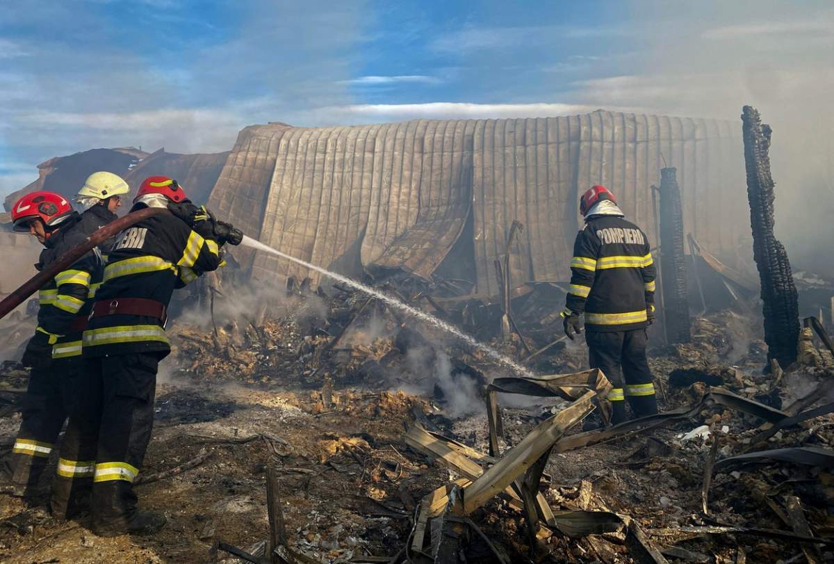 pompieri la locul incendiului.