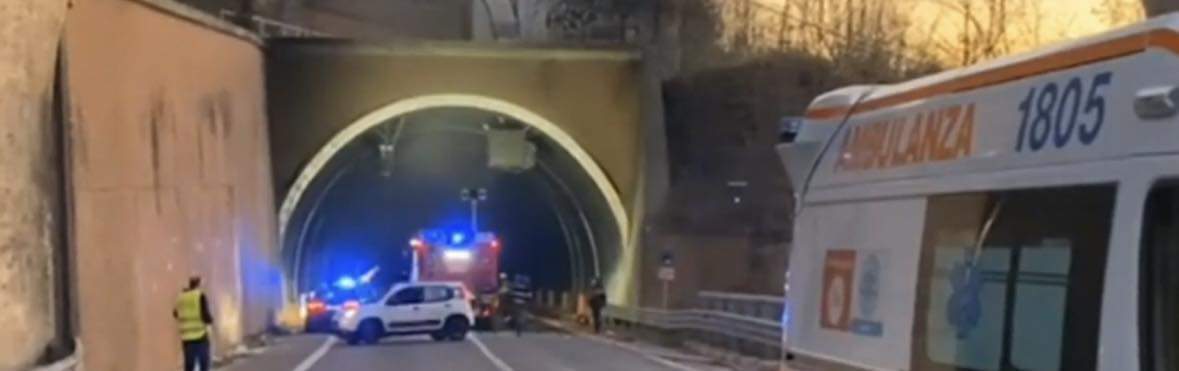 Accident devastator într-un tunel din Italia! Patru persoane au ars de vii într-o ambulanță / FOTO