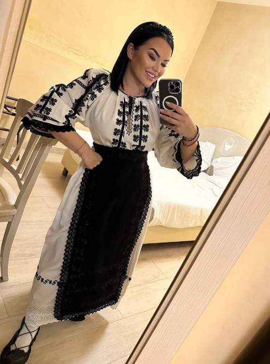 carmen de la salciua selfie in costum popular